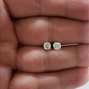 0.80 carat (total) screw back stud earrings Natural Diamonds in 14Kt White Gold